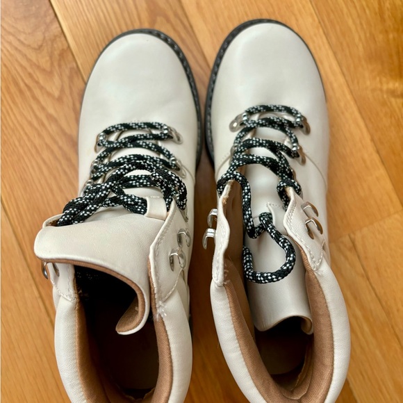 New Boots Size 9 - Picture 2 of 4